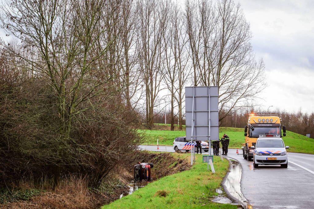 Automobilist belandt met auto in de sloot