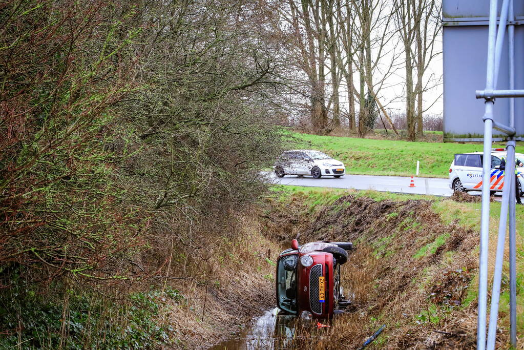 Automobilist belandt met auto in de sloot