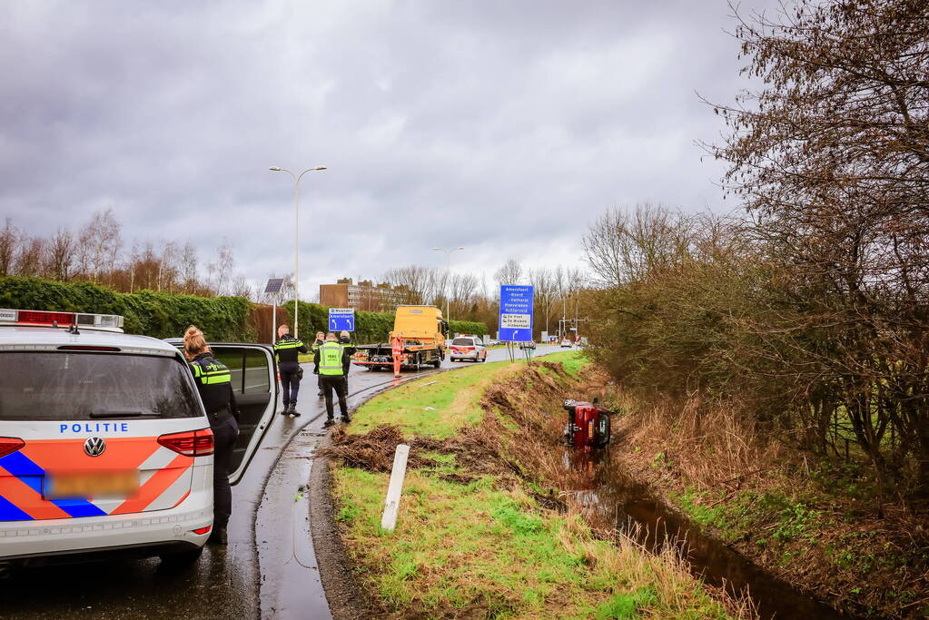 Automobilist belandt met auto in de sloot