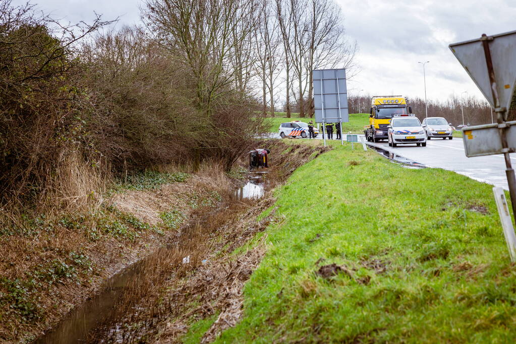 Automobilist belandt met auto in de sloot