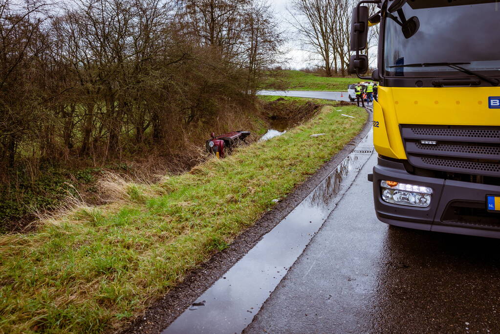 Automobilist belandt met auto in de sloot