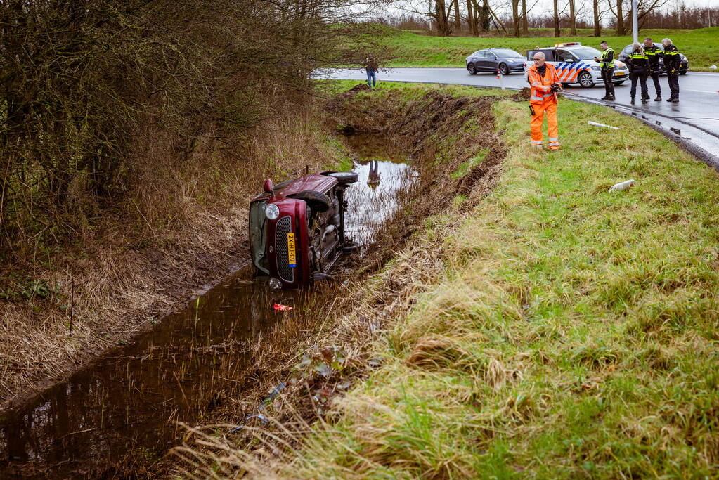 Automobilist belandt met auto in de sloot