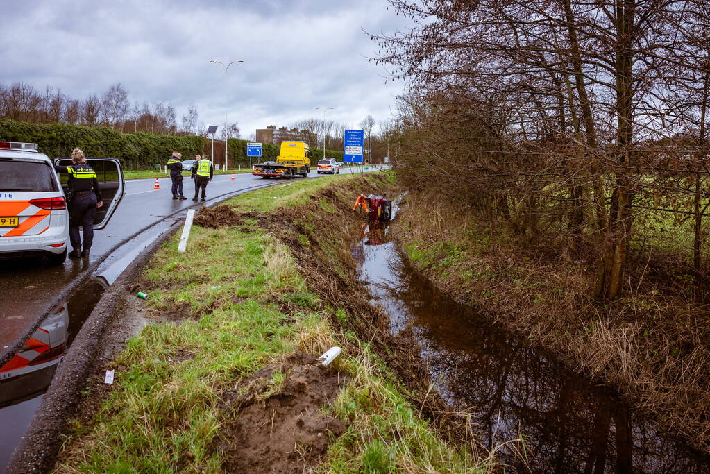 Automobilist belandt met auto in de sloot