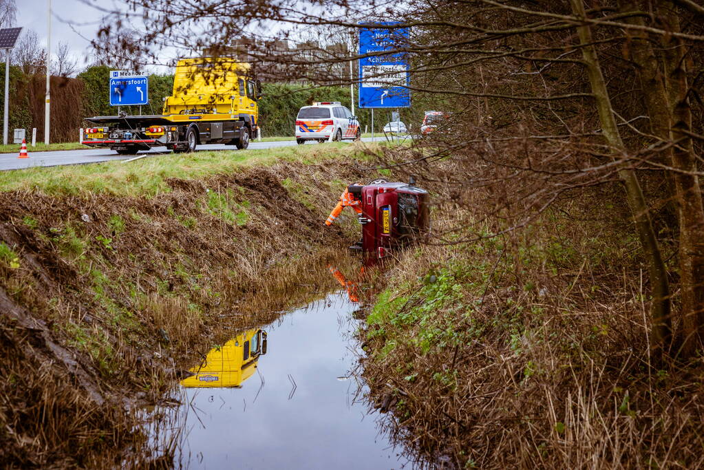 Automobilist belandt met auto in de sloot