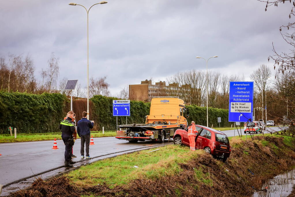 Automobilist belandt met auto in de sloot