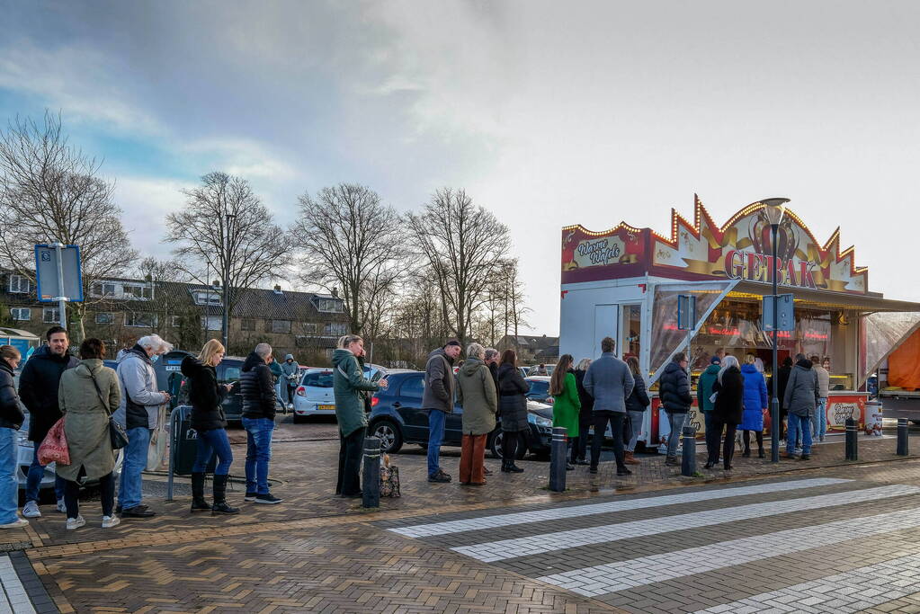 Drukte bij oliebollenkraam