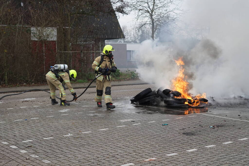 Flinke rookontwikkeling door brandende autobanden