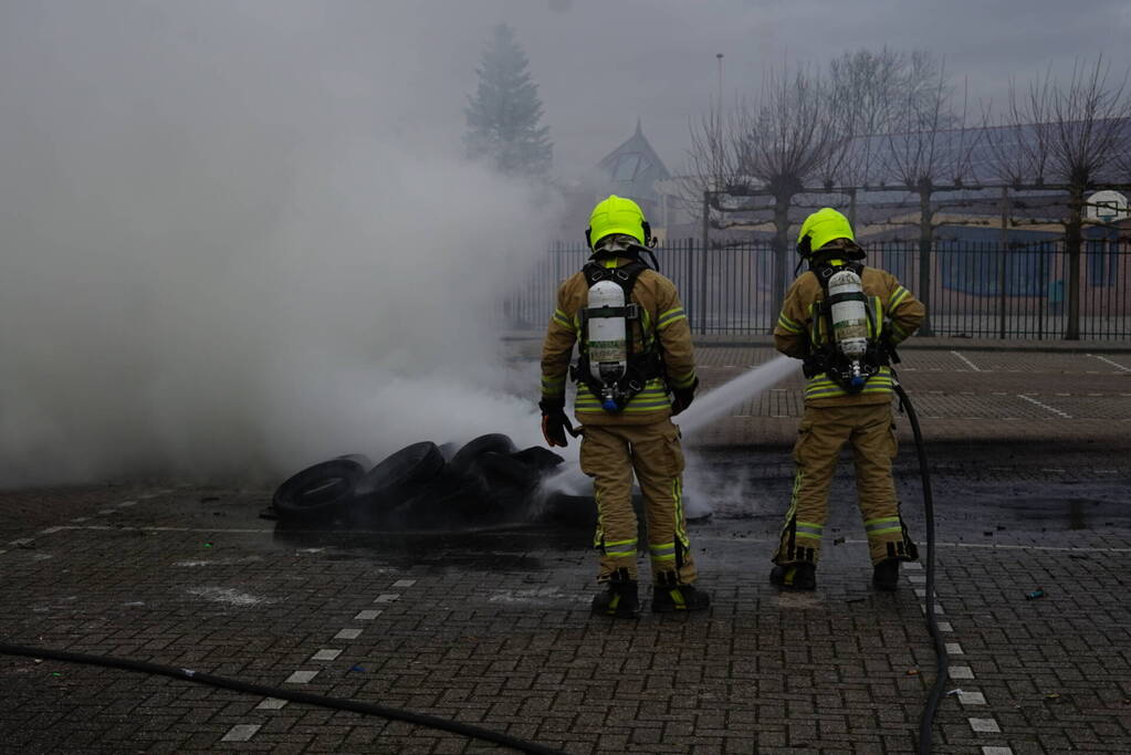 Flinke rookontwikkeling door brandende autobanden