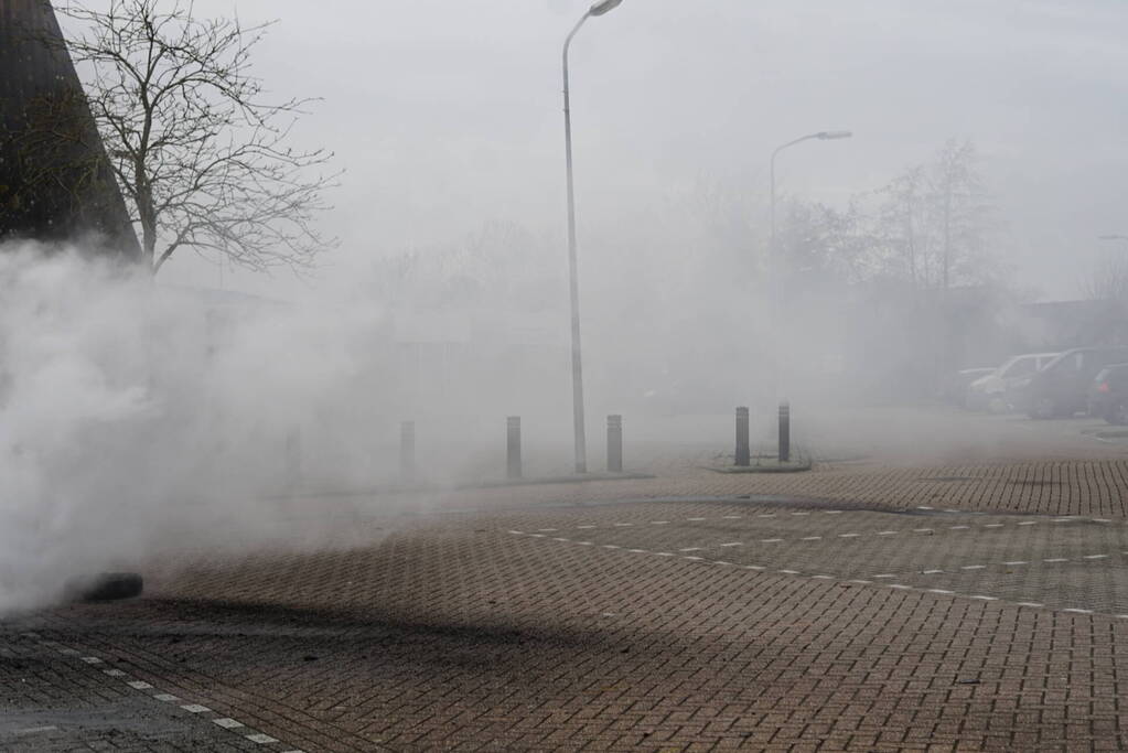 Flinke rookontwikkeling door brandende autobanden