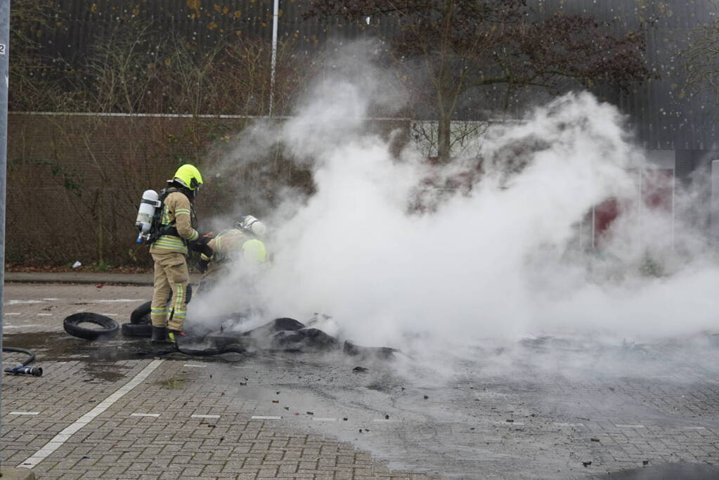 Flinke rookontwikkeling door brandende autobanden