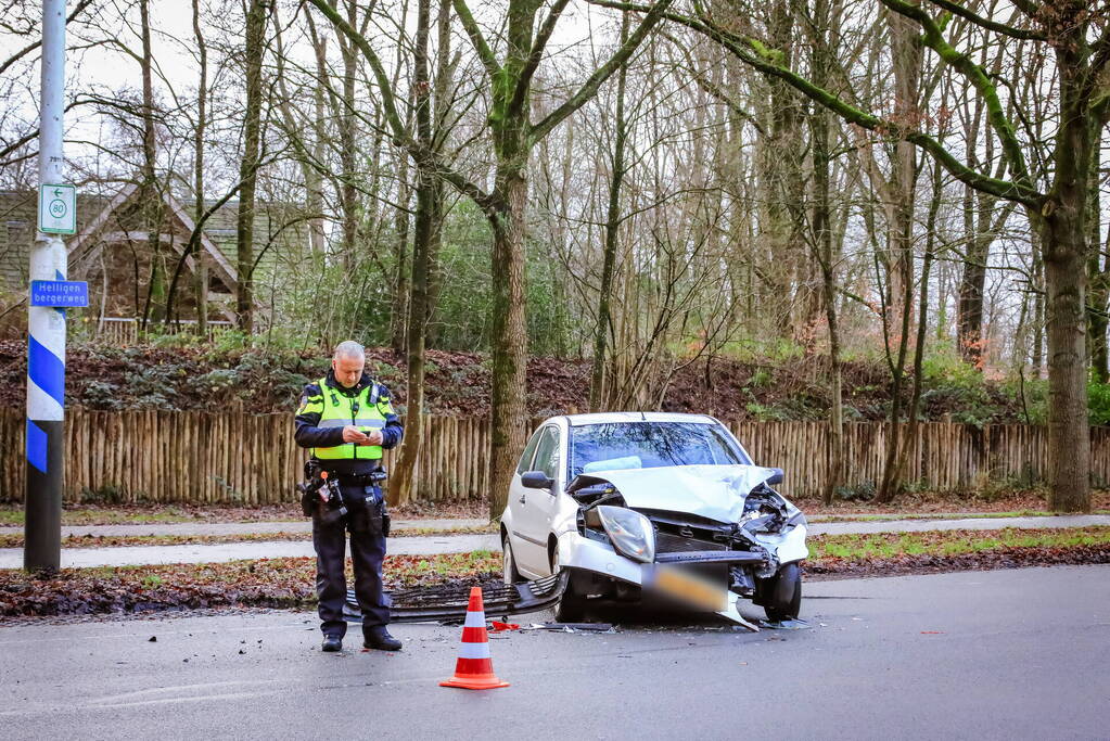 Twee auto's botsen op elkaar