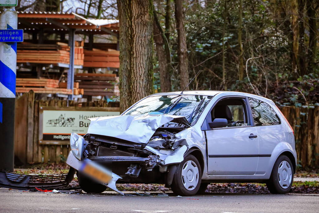 Twee auto's botsen op elkaar