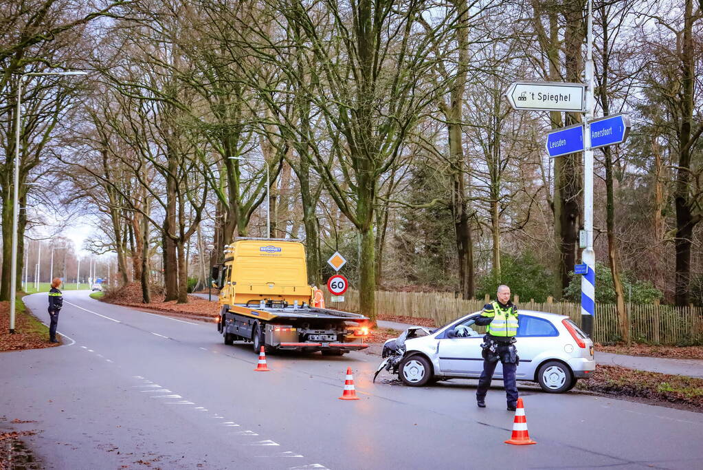 Twee auto's botsen op elkaar