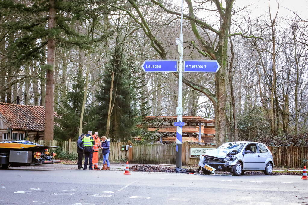 Twee auto's botsen op elkaar