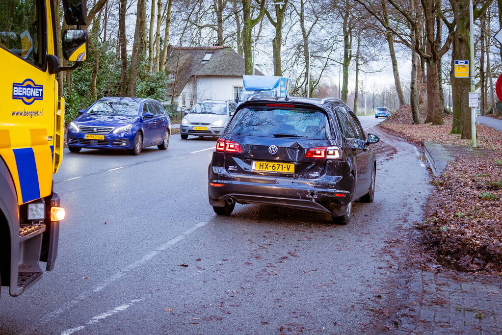 Twee auto's botsen op elkaar