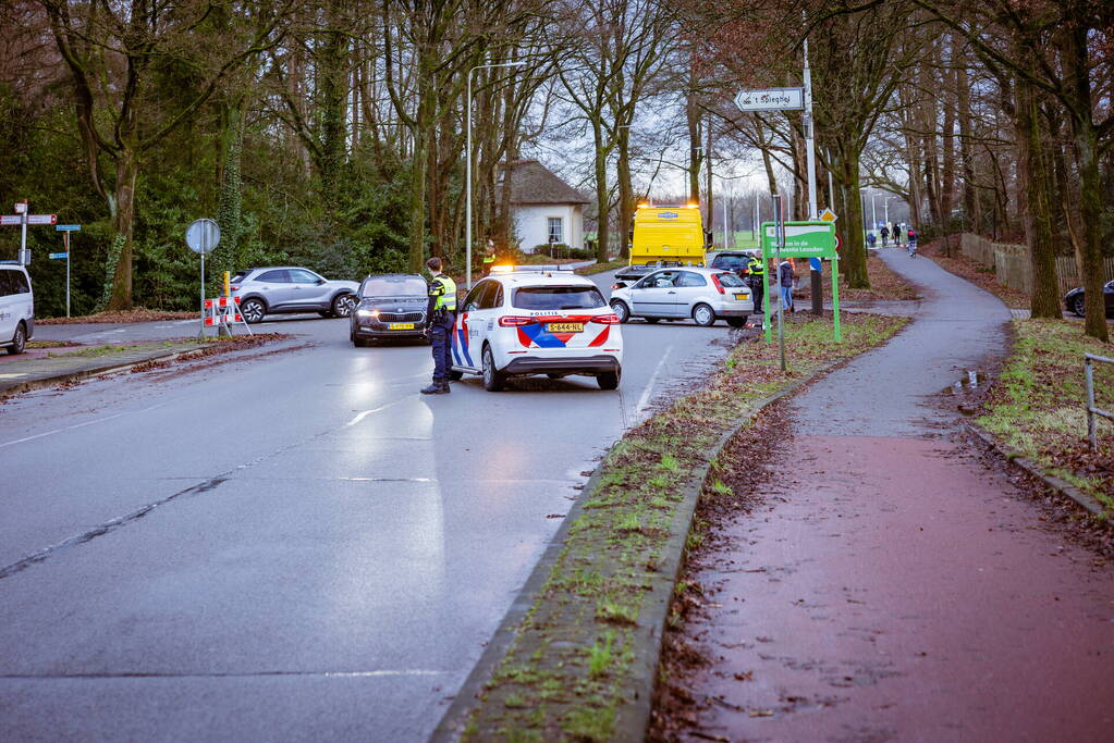 Twee auto's botsen op elkaar