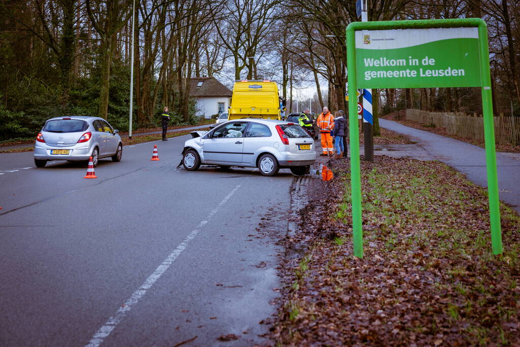 Twee auto's botsen op elkaar