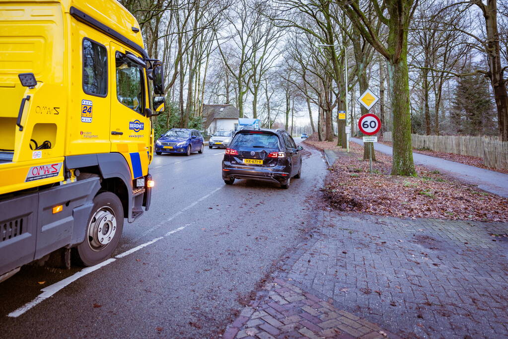 Twee auto's botsen op elkaar