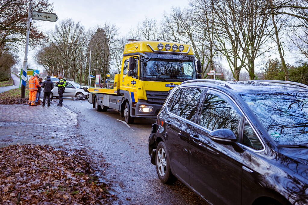 Twee auto's botsen op elkaar