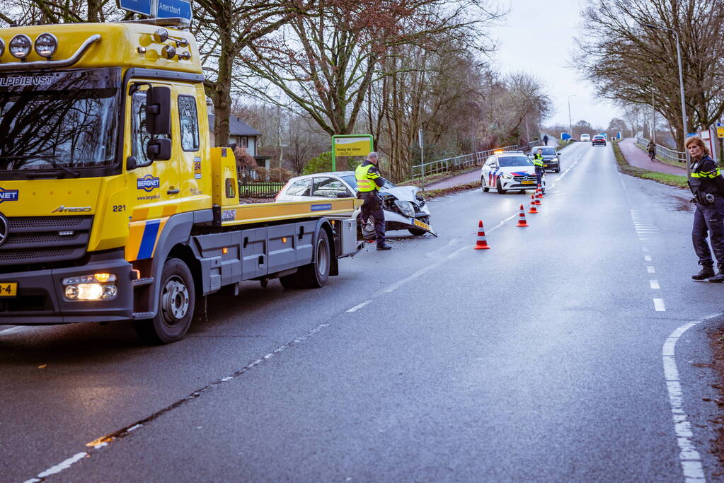 Twee auto's botsen op elkaar