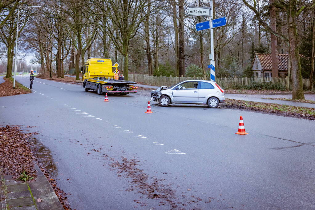 Twee auto's botsen op elkaar