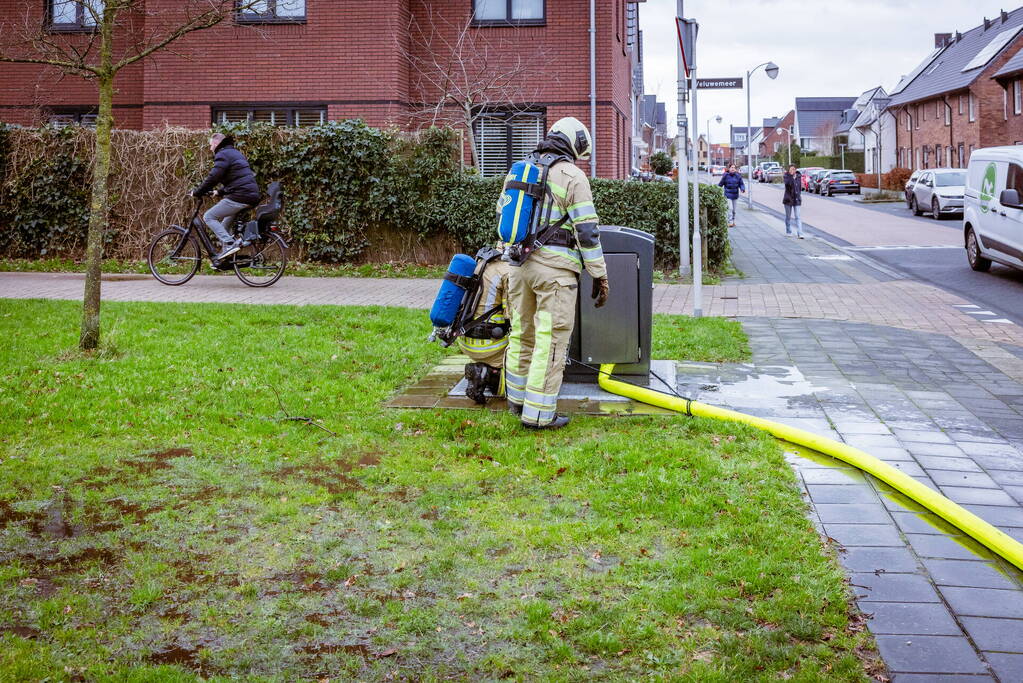 Brand in ondergrondse vuilcontainer