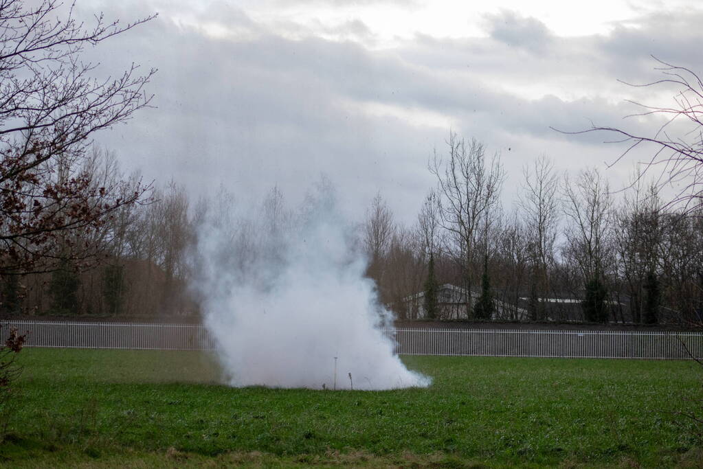 Straat afgezet na aantreffen vuurwerkbom