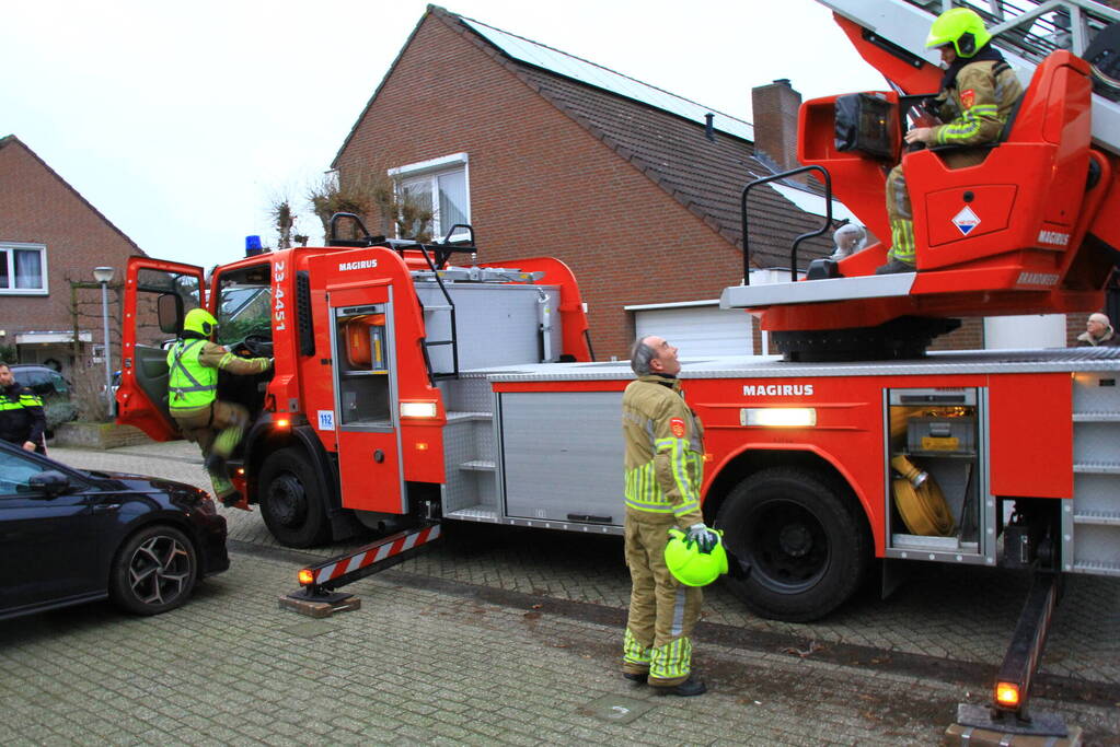 Brandweer blust brand in schoorsteen