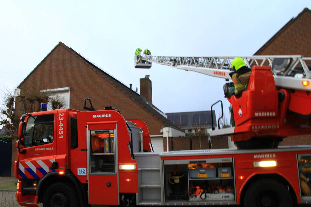 Brandweer blust brand in schoorsteen