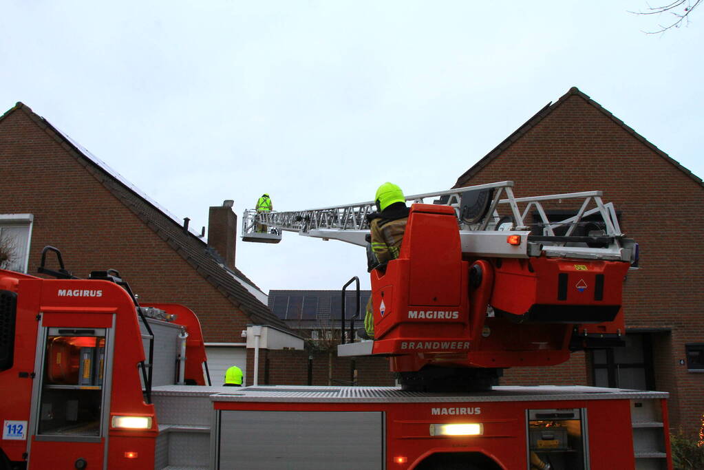 Brandweer blust brand in schoorsteen