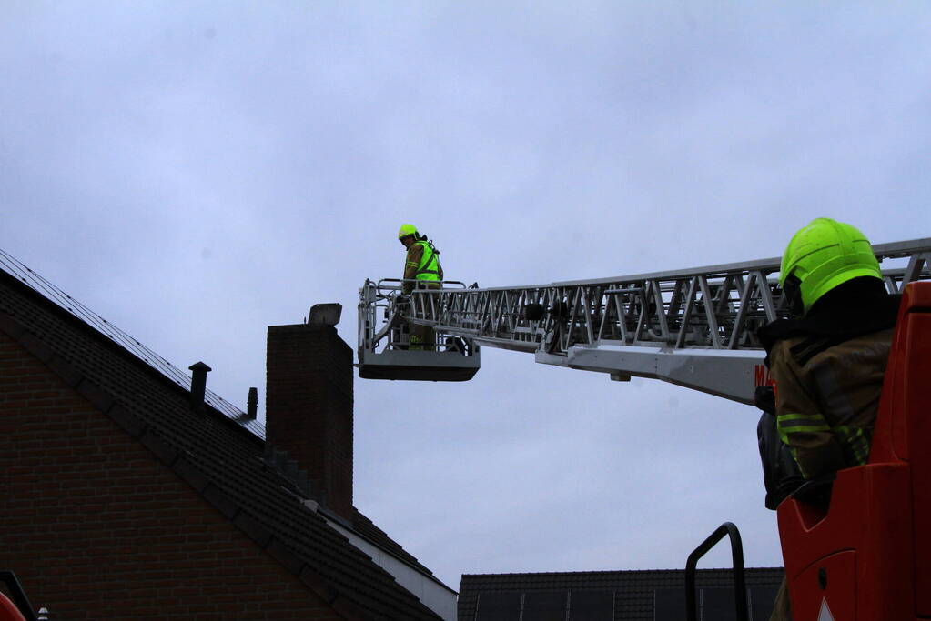 Brandweer blust brand in schoorsteen