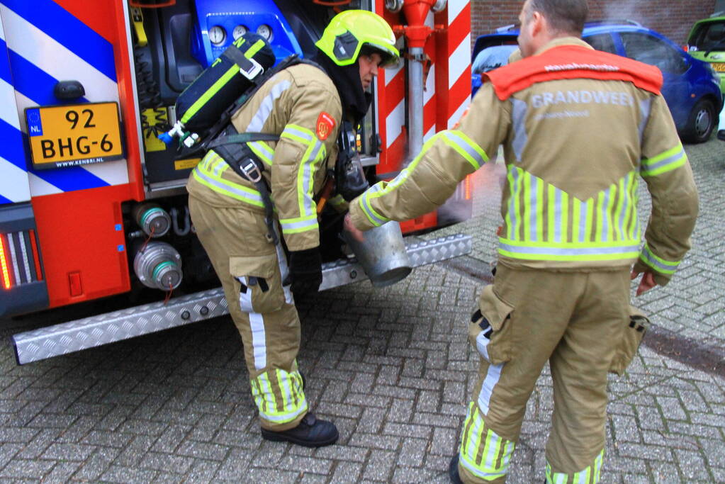 Brandweer blust brand in schoorsteen