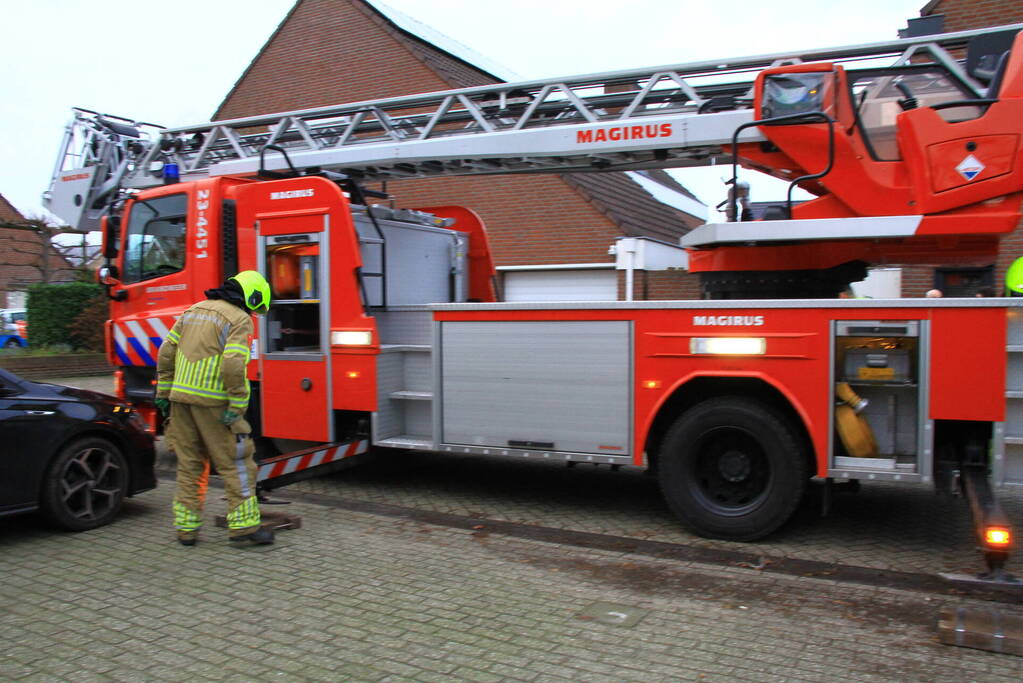 Brandweer blust brand in schoorsteen