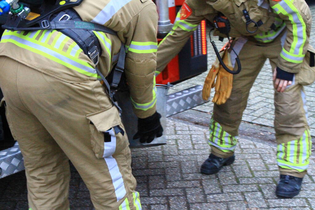 Brandweer blust brand in schoorsteen