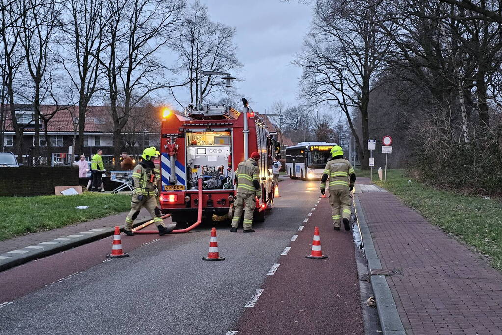 Brandweer blust ondergrondse container en wordt getrakteerd op oliebollen