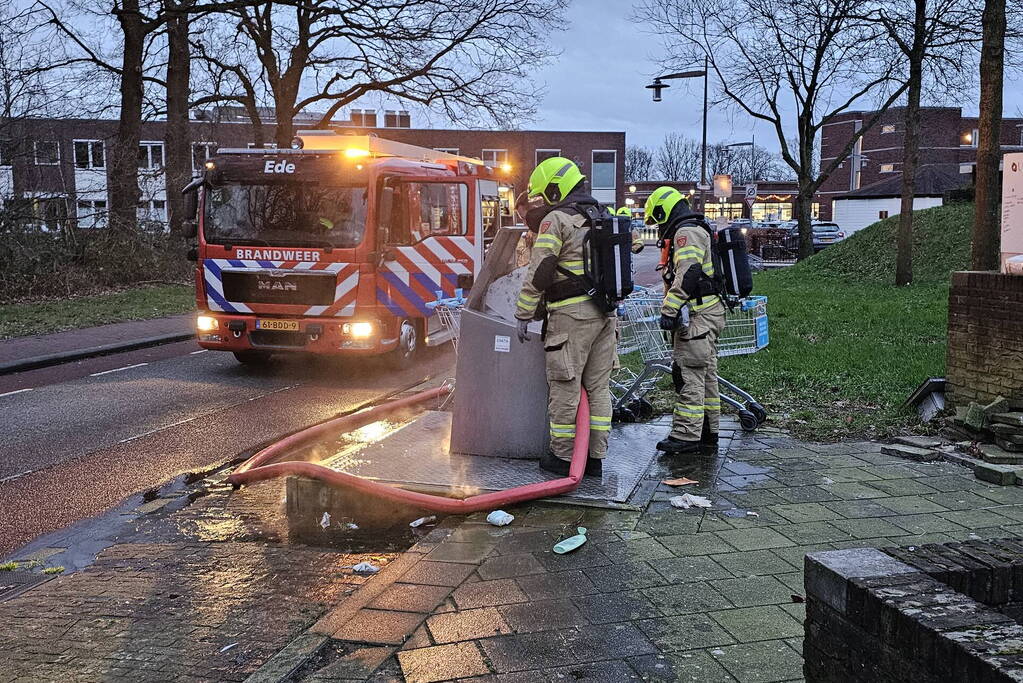 Brandweer blust ondergrondse container en wordt getrakteerd op oliebollen