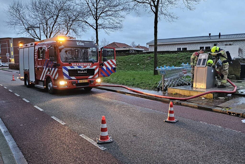 Brandweer blust ondergrondse container en wordt getrakteerd op oliebollen