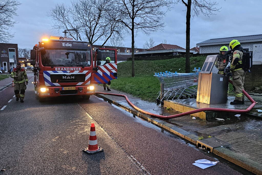 Brandweer blust ondergrondse container en wordt getrakteerd op oliebollen