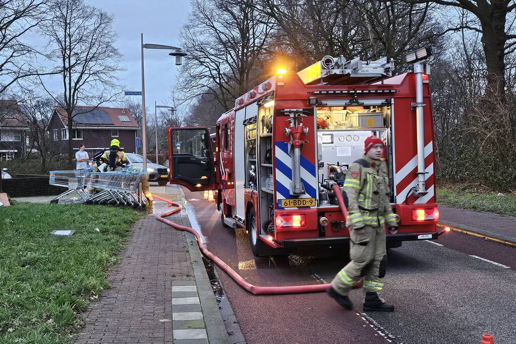 Brandweer blust ondergrondse container en wordt getrakteerd op oliebollen