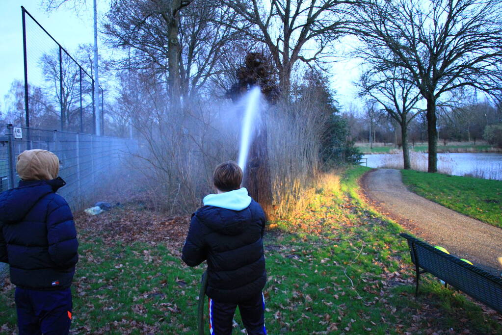 Jongeren helpen brandweer met blussen van buitenbrand