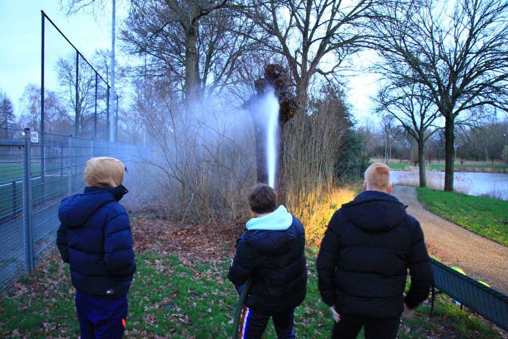 Jongeren helpen brandweer met blussen van buitenbrand