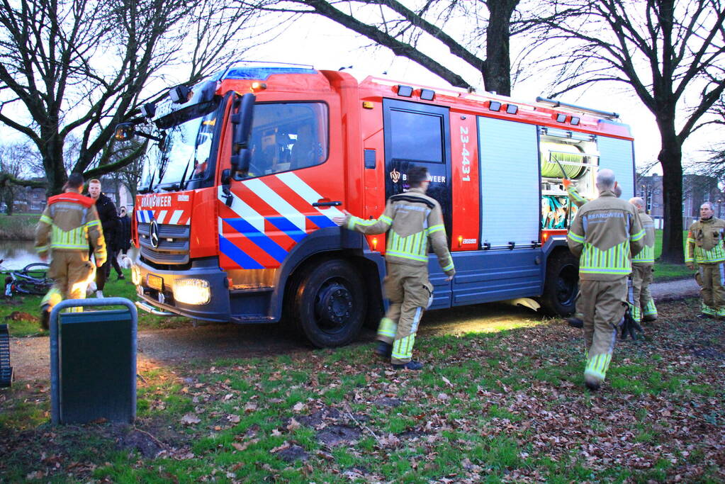 Jongeren helpen brandweer met blussen van buitenbrand