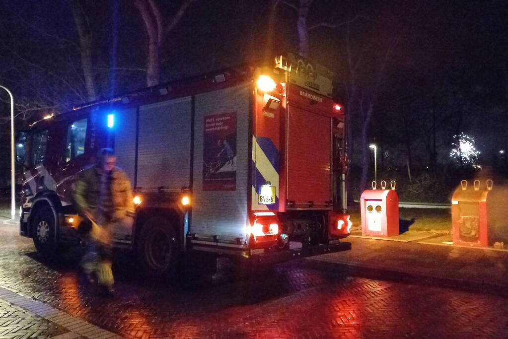 Brandweer blust ondergrondse containerbrand