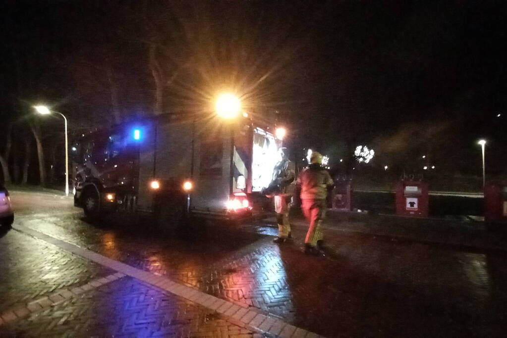 Brandweer blust ondergrondse containerbrand