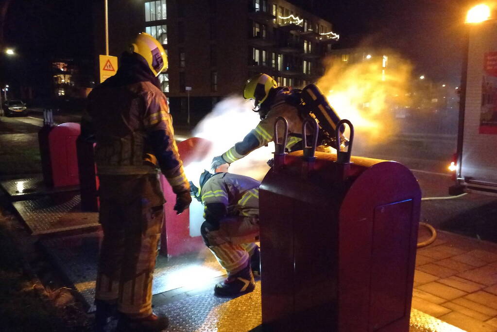 Brandweer blust ondergrondse containerbrand