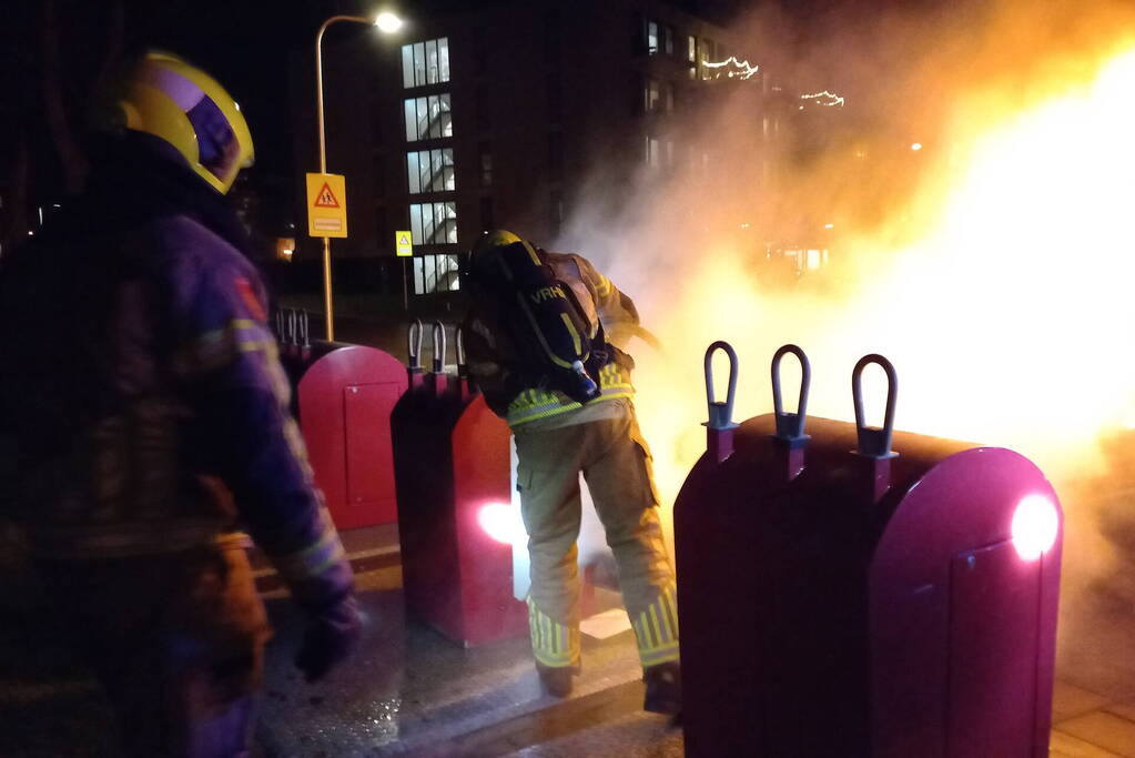 Brandweer blust ondergrondse containerbrand