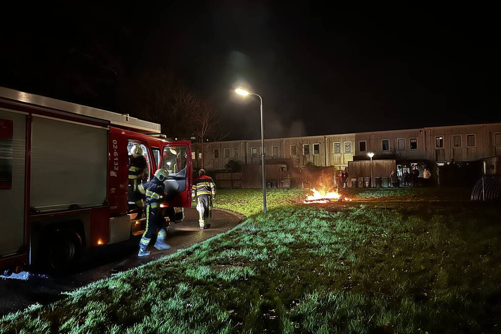 Brandweer blust vreugdevuur