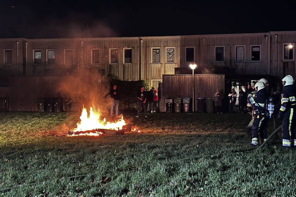 Brandweer blust vreugdevuur