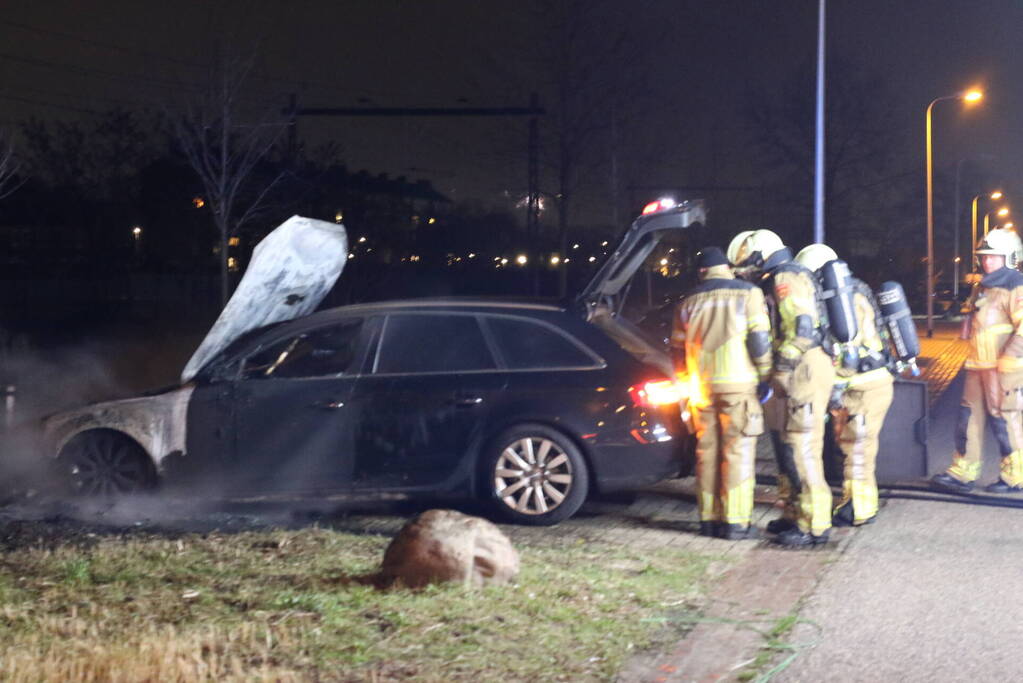 Voorzijde geparkeerde auto uitgebrand