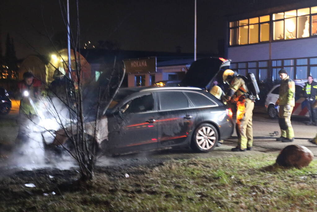 Voorzijde geparkeerde auto uitgebrand